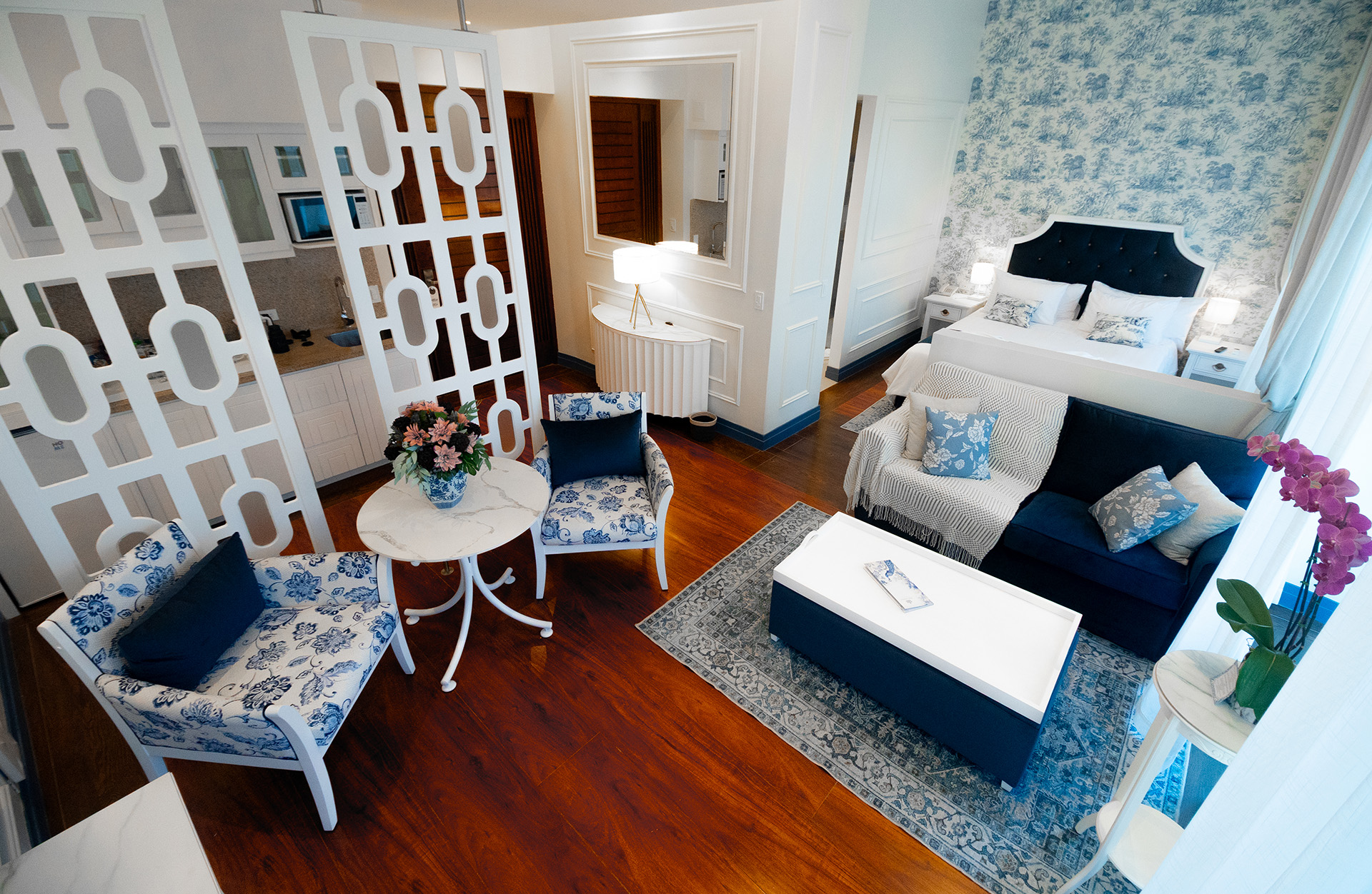 Habitación Confort Suites con área de descanso, kitchenette y cama con cabecera elegante en el hotel Parc Royal Cuenca