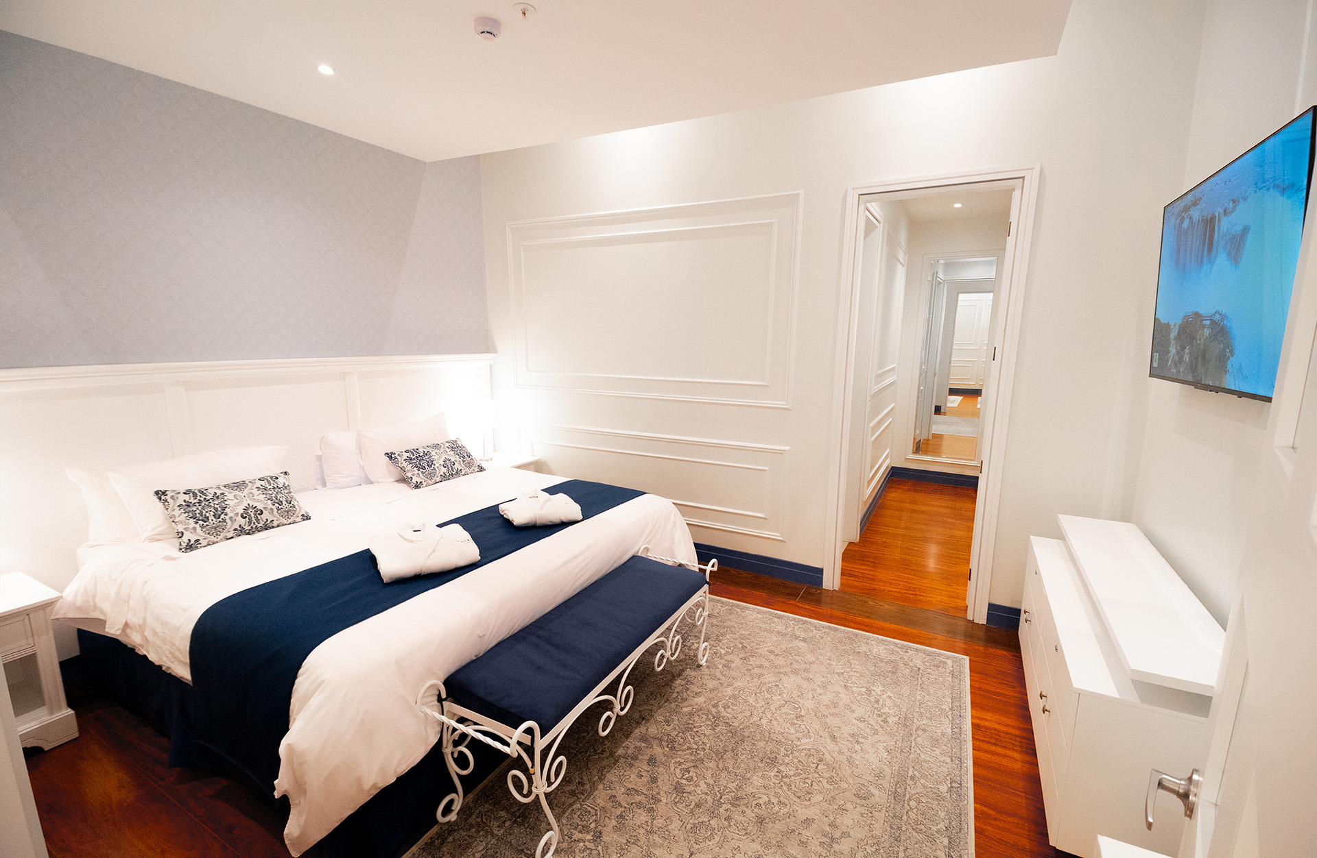 Habitación Confort Twin con cama king, televisión de pantalla plana y decoración elegante en el hotel Parc Royal Cuenca