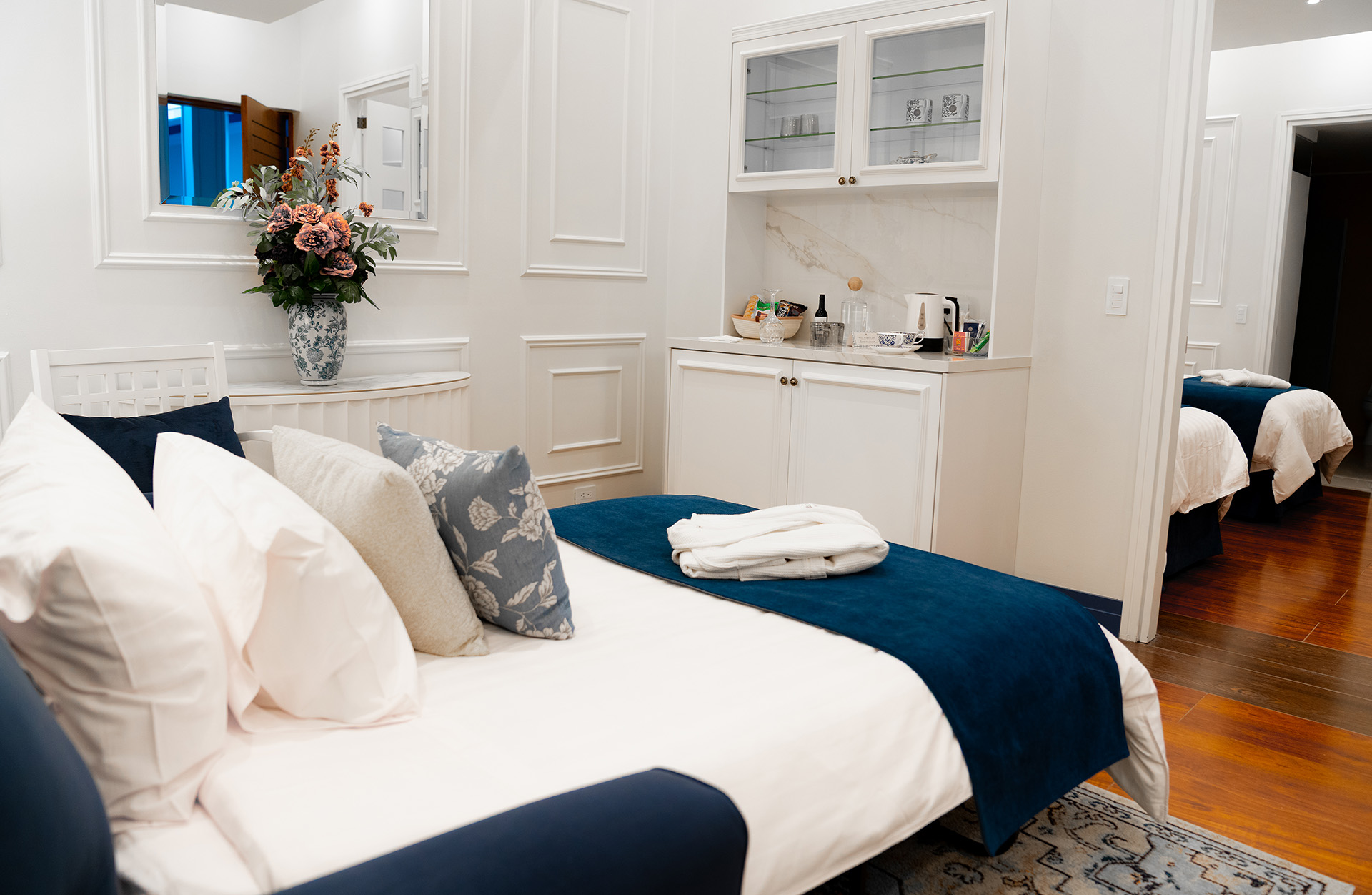 Habitación Confort Twin con dos camas individuales, decoración elegante y kitchenette en el hotel Parc Royal Cuenca